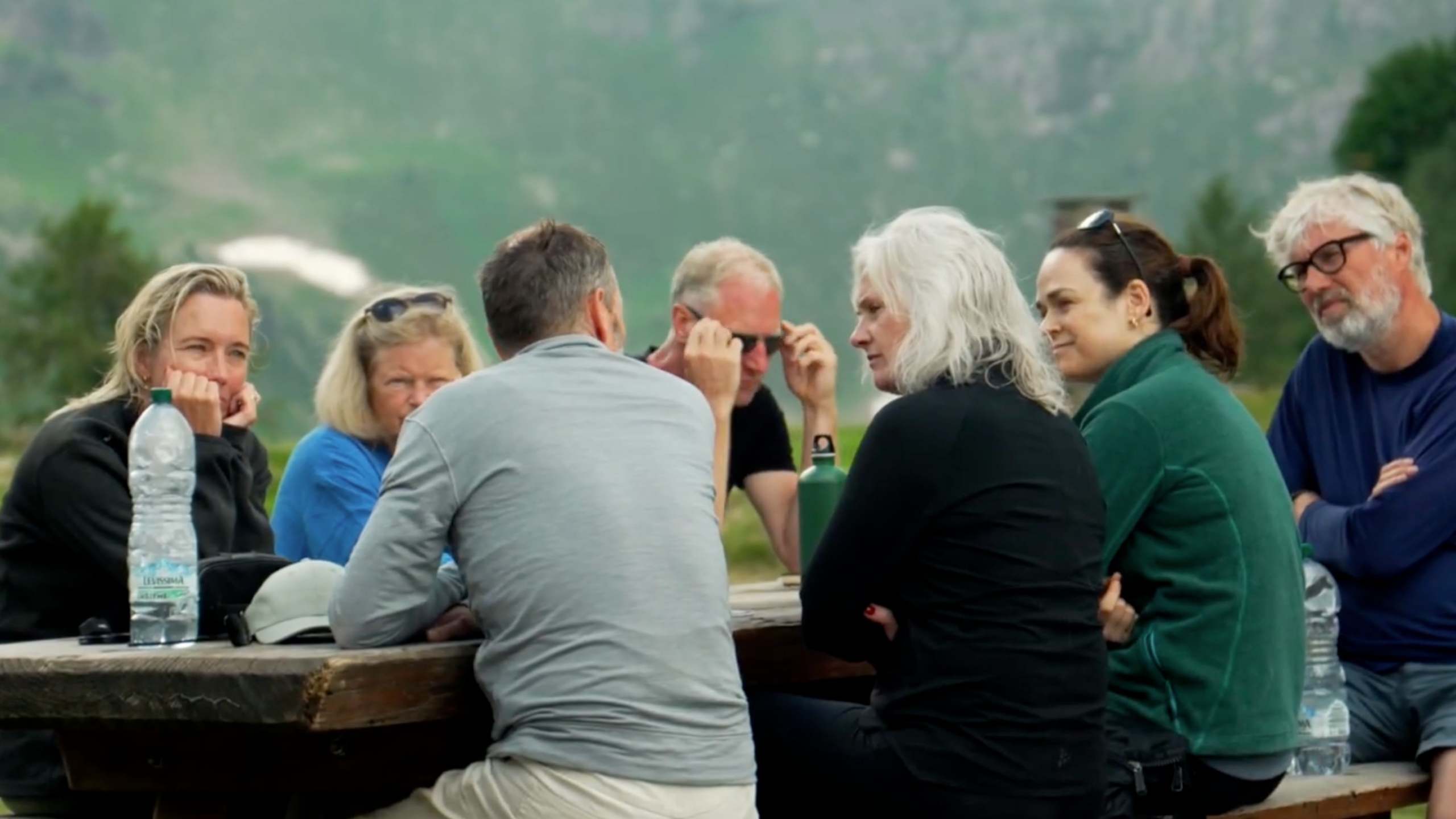 De groep aan tafel tijdens de leiderschapsreis